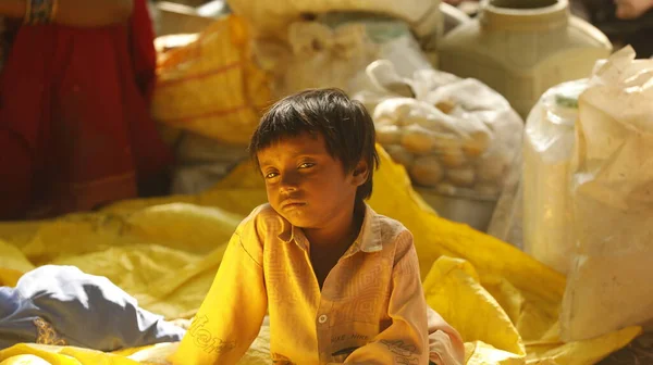 Young Indian Poor Boy Waching — Zdjęcie stockowe