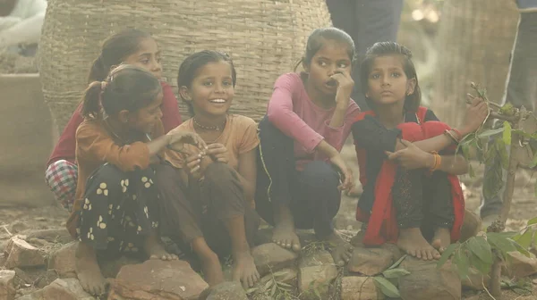 Young Indian Girls Waching — ストック写真