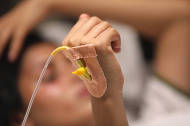 Serum hastanın eline damlıyor.