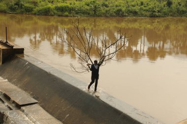 Kırsal bölgedeki erkek işçinin silueti
