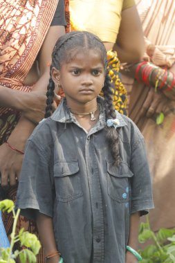 Hintli yoksul çocuklar Hyderabad Hindistan 'ı izliyor 22 Ağustos 2022