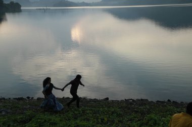 Sudaki Aşıkların Silueti