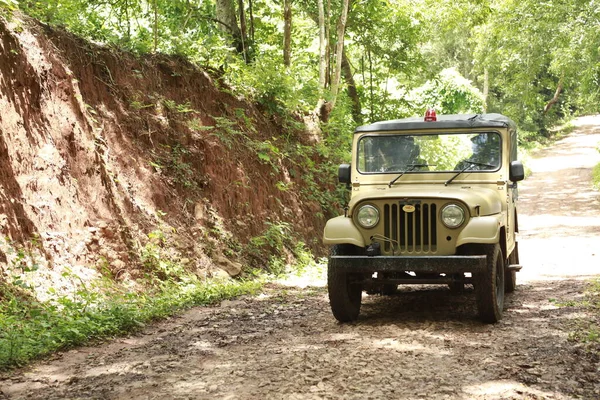 Jeep Policji Wiejskiej Drodze — Zdjęcie stockowe