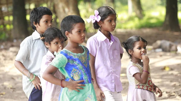 Бедные Индийские Дети Смотрят Хайдарабад Индия Августа 2022 Года — стоковое фото