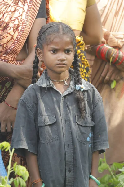 Hintli yoksul çocuklar Hyderabad Hindistan 'ı izliyor 22 Ağustos 2022