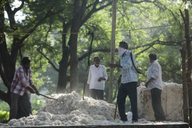 Hintli Erkekler Sopa Haydarabad ile pamuğu dövüyor 22 Ağustos 2022