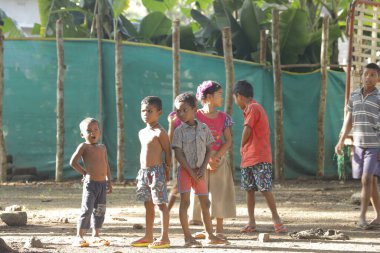 Hintli yoksul çocuklar Hyderabad Hindistan 'ı izliyor 22 Ağustos 2022