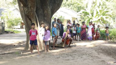 Hintli yoksul çocuklar Hyderabad Hindistan 'ı izliyor 22 Ağustos 2022