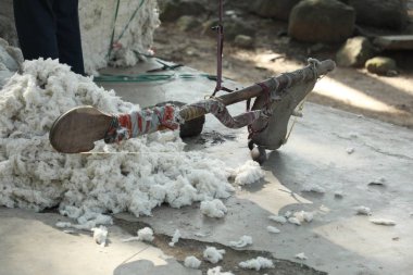 Hintli Erkekler Sopa Haydarabad ile pamuğu dövüyor 22 Ağustos 2022