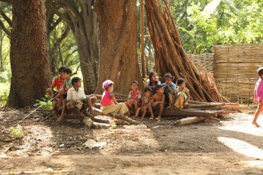 Hintli yoksul çocuklar Hyderabad Hindistan 'ı izliyor 22 Ağustos 2022