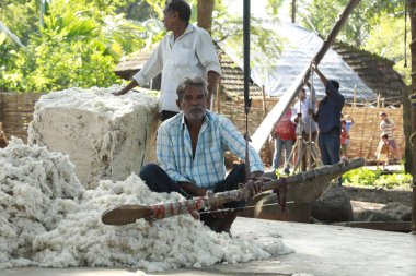 Hintli Erkekler Sopa Haydarabad ile pamuğu dövüyor 22 Ağustos 2022
