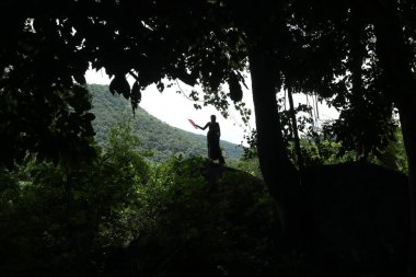 Tepedeki uçurtmayla siluet