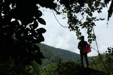 Tepedeki uçurtmayla siluet