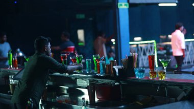 Pub 'daki masada bir bardak iç.