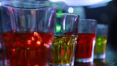 Pub 'daki masada bir bardak iç.