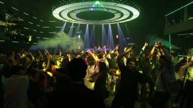 Bardaki İnsanların silueti