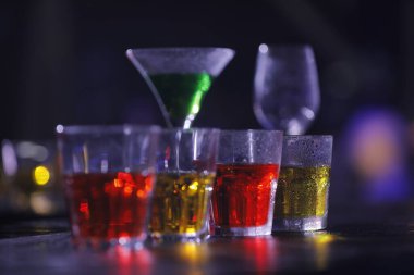 Pub 'daki masada bir bardak iç.