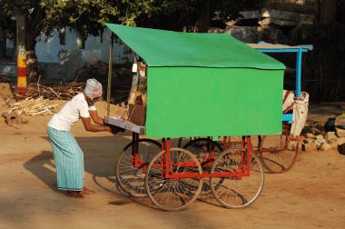 Hyderabad Hindistan 'daki işyerindeki insanlar 25 Ağustos 2022