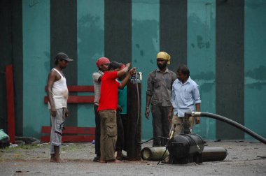 Hyderabad Hindistan 'daki işyerindeki insanlar 25 Ağustos 2022