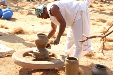 Man Pots İmalat 25 Ağustos 2022 Hyderabad Hindistan kırsalında