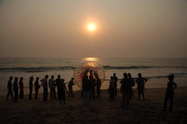 Plajda Turistlerin Silueti