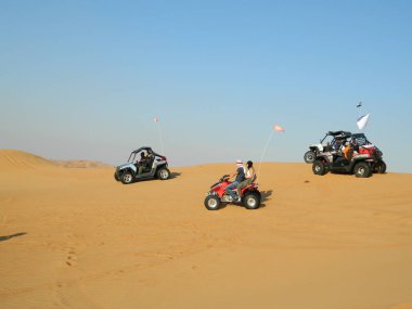 Çölde Bisikletli Adam 25 Ağustos 2020 'de Dubai' de