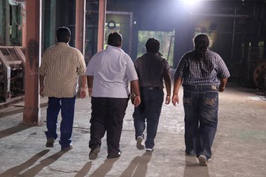 Kulübedeki Erkek Modellerin Arka Görünümü