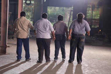 Kulübedeki Erkek Modellerin Arka Görünümü