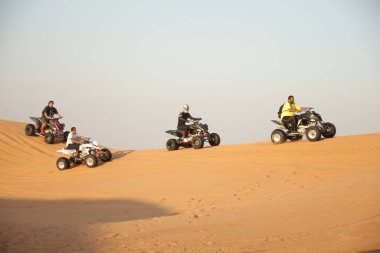 Çölde Bisikletli Adam 25 Ağustos 2020 'de Dubai' de