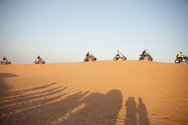 Çölde Bisikletli Adam 25 Ağustos 2020 'de Dubai' de