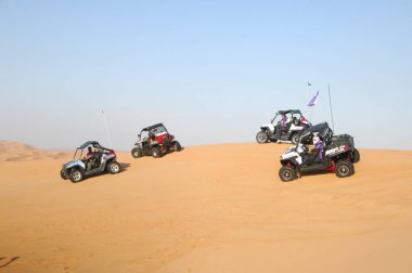 Çölde Bisikletli Adam 25 Ağustos 2020 'de Dubai' de