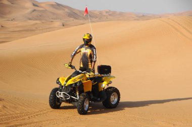 Çölde Bisikletli Adam 25 Ağustos 2020 'de Dubai' de