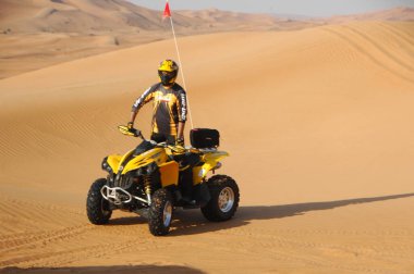 Çölde Bisikletli Adam 25 Ağustos 2020 'de Dubai' de