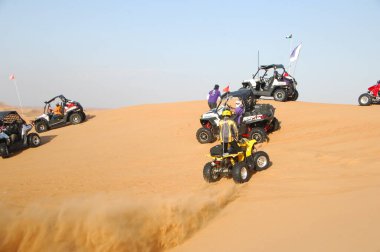Çölde Bisikletli Adam 25 Ağustos 2020 'de Dubai' de