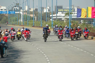 Hyderabad 'da motosiklet sürücüleri 25 Ağustos 2022