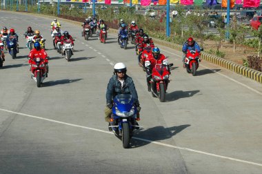 Hyderabad 'da motosiklet sürücüleri 25 Ağustos 2022