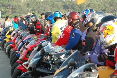 Hyderabad 'da motosiklet sürücüleri 25 Ağustos 2022