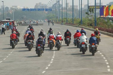 Hyderabad 'da motosiklet sürücüleri 25 Ağustos 2022