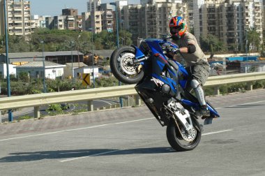 Motosiklet sürücüleri 25 Ağustos 2022 Hyderabad Hindistan yolunda.