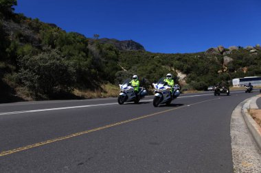 Motosiklet sürücüleri 25 Ağustos 2022 Hyderabad Hindistan yolunda.