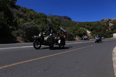 Motosiklet sürücüleri 25 Ağustos 2022 Hyderabad Hindistan yolunda.