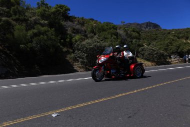 Motosiklet sürücüleri 25 Ağustos 2022 Hyderabad Hindistan yolunda.