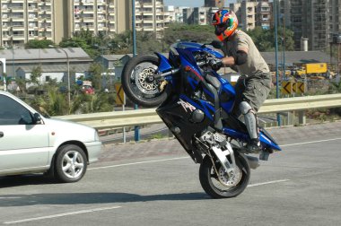 Motosiklet sürücüleri 25 Ağustos 2022 Hyderabad Hindistan yolunda.