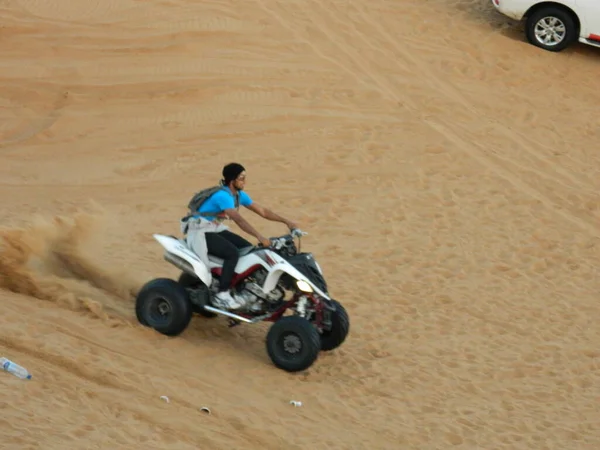 Man Riding Quad Bike Desert Zjednoczone Emiraty Arabskie Dubai Sie — Zdjęcie stockowe