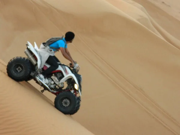 Man Riding Quad Bike Desierto Emiratos Árabes Unidos Dubai Ago — Foto de Stock