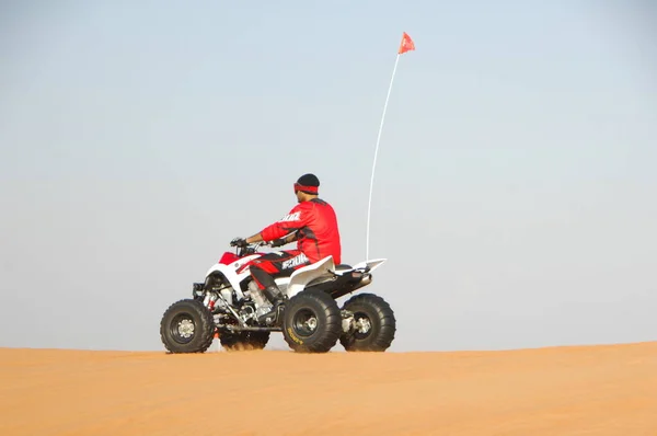 Man Riding Quad Bike Deserto Emirados Árabes Unidos Dubai Ago — Fotografia de Stock