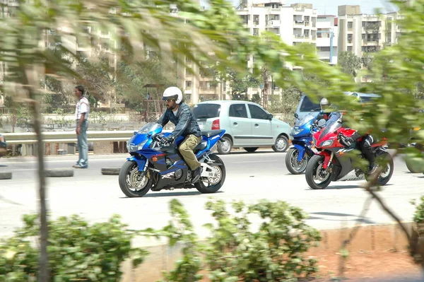 2022年8月25日印度海得拉巴市道路上的摩托车骑手 — 图库照片