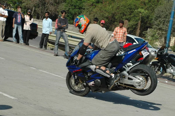 Cavaliers Moto Sur Route Ville Août 2022 Hyderabad Inde — Photo