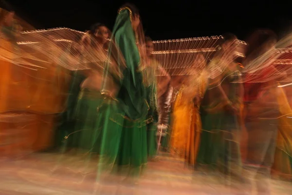 Homályos Női Táncosok Templomban — Stock Fotó