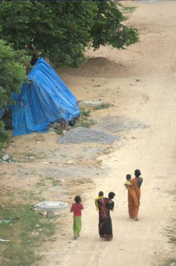 Hindistan Yoksul Anne ve Çocuğu 22 Ağustos 2022 Hyderabad Hindistan 'ı izliyor.